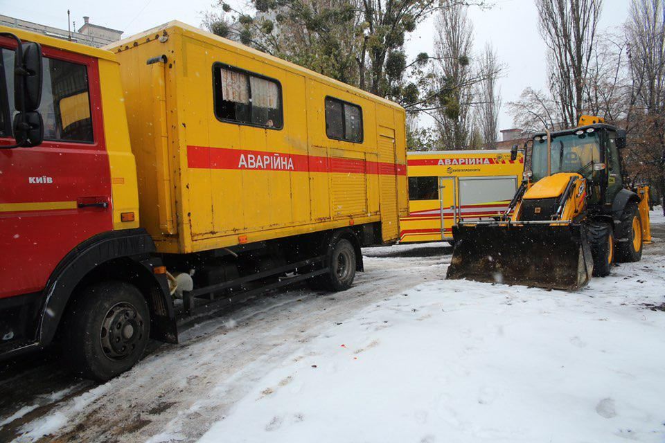 Комунальники відновлюють теплопостачання будівель, що постраждали від прориву мережі на Діловій