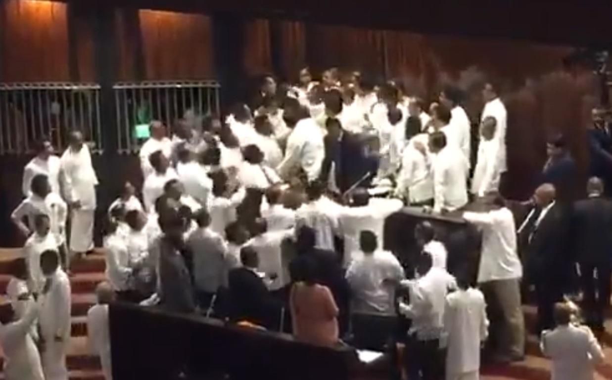 Депутати побилися через прем'єра і потрапили на відео