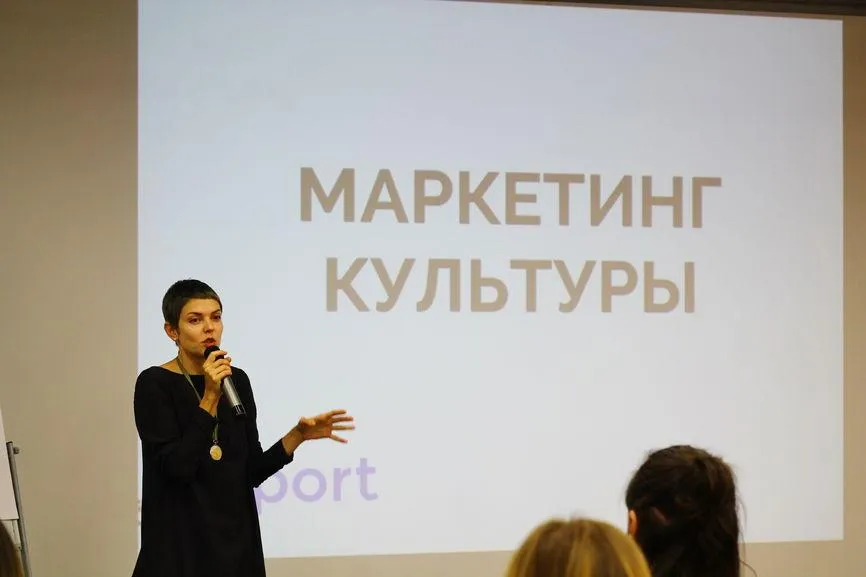 Катя Тейлор, авторка та ведуча шоу на радіо Катя Тейлор, авторка та ведуча шоу на радіо