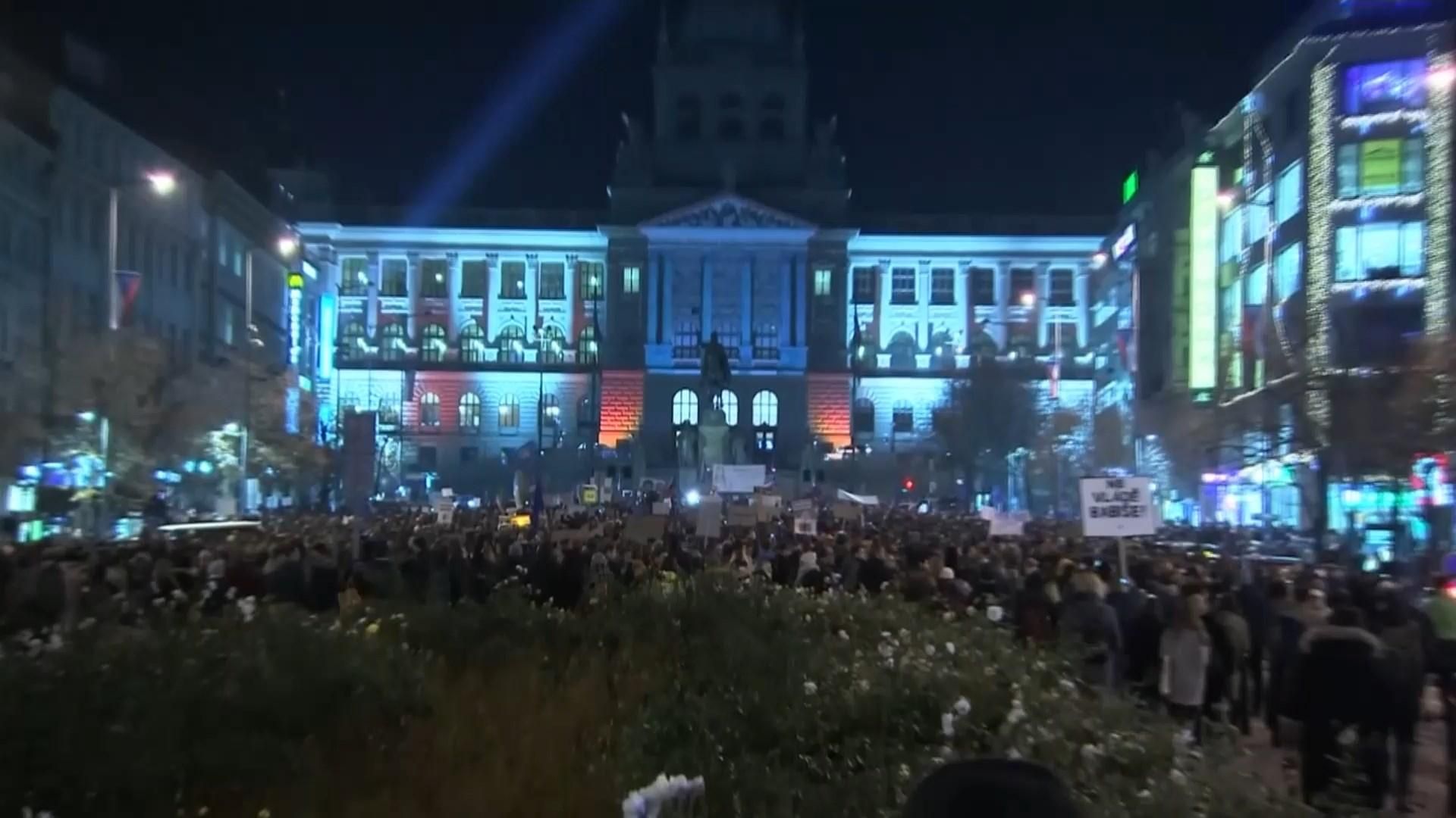 "Мафию на виселицу": многотысячные протесты в Чехии "Мафию на виселицу": многотысячные протесты в Чехии