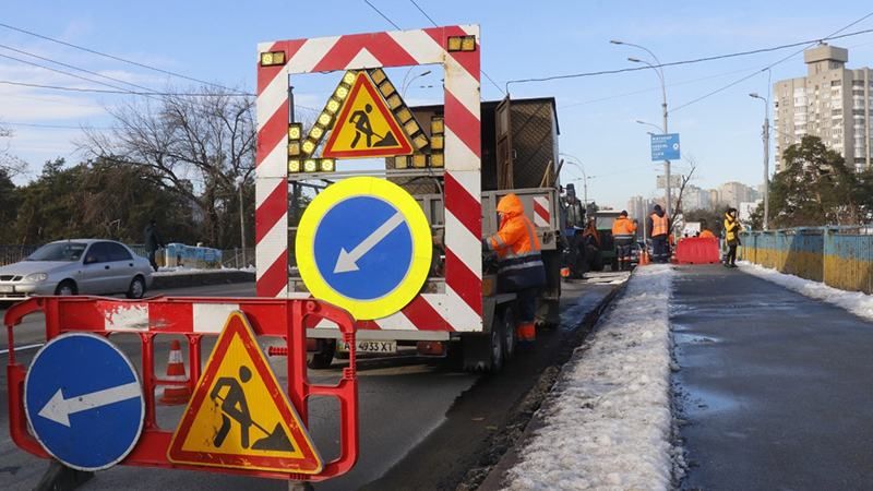 У Києві біля метро "Дарниця" провалився міст: фото, відео