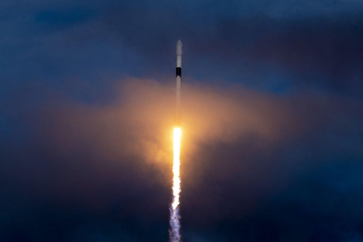 SpaceX успешно запустила ракету Falcon 9: фото и видео