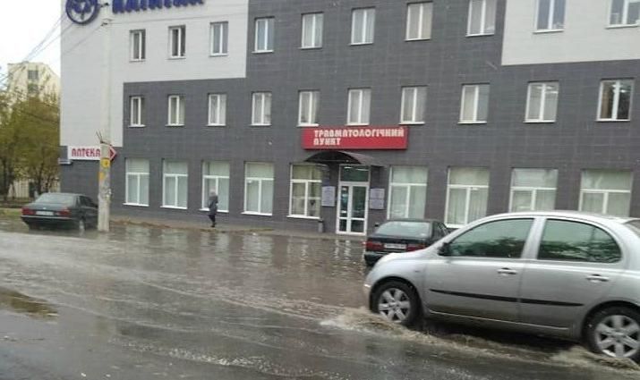В Одесі затопило дві вулиці через аварію в каналізації: відео вуличних "озер"