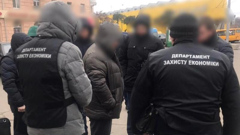 У Дніпрі податківця затримали за хабар у 7 тисяч доларів: фото У Дніпрі податківця затримали за хабар у 7 тисяч доларів: фото