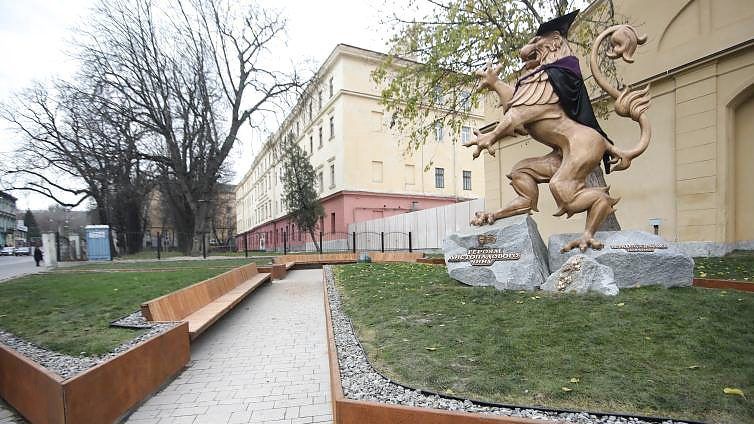 З нагоди дня студента львівських левів одягли у мантії: яскраві фото та відео
