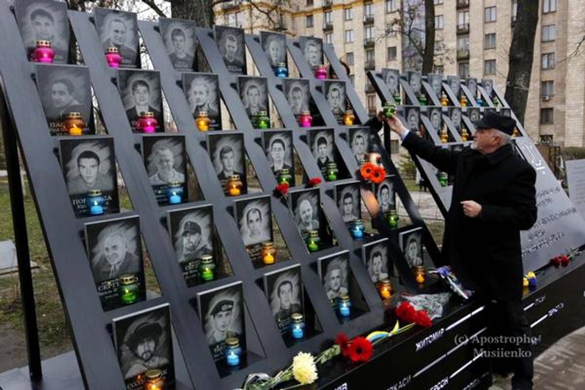 Киевляне начали масштабную уборку аллеи Небесной Сотни Киевляне начали масштабную уборку аллеи Небесной Сотни