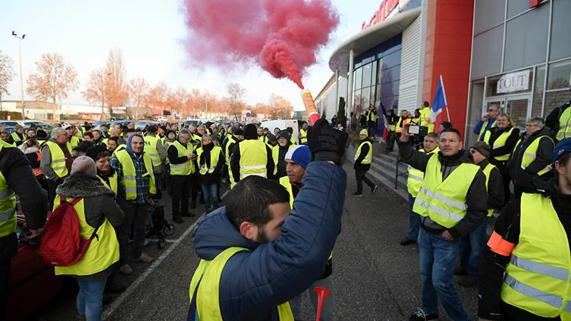Во Франции масштабные протесты, есть жертвы: фото Во Франции масштабные протесты, есть жертвы: фото