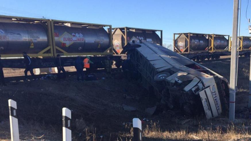 В России столкнулись автобус и поезд, много погибших: фото с места ДТП В России столкнулись автобус и поезд, много погибших: фото с места ДТП