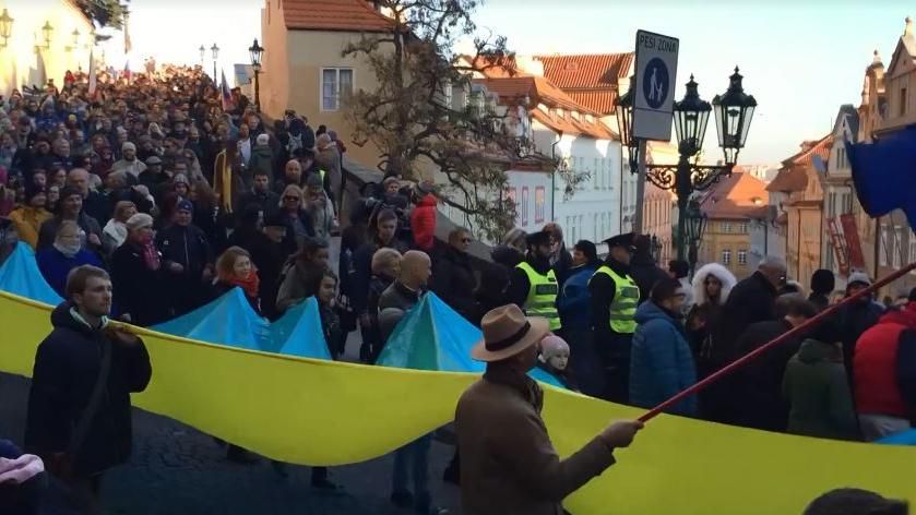 У Празі під час масової ходи розгорнули прапор України: відео