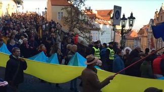 В Праге во время массового шествия развернули флаг Украины: видео
