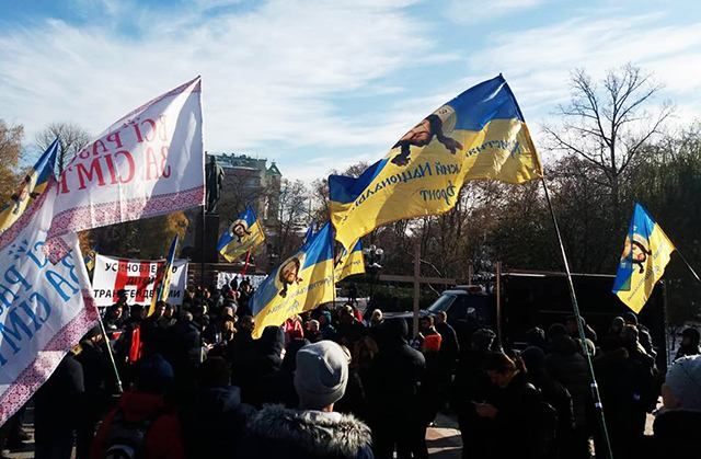 У Києві з дивним протестом мітингують люди з портретами Ісуса на прапорах України