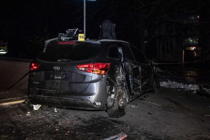 У Києві авто на швидкості влетіло в стінку підземного переходу, водій загинув: фото