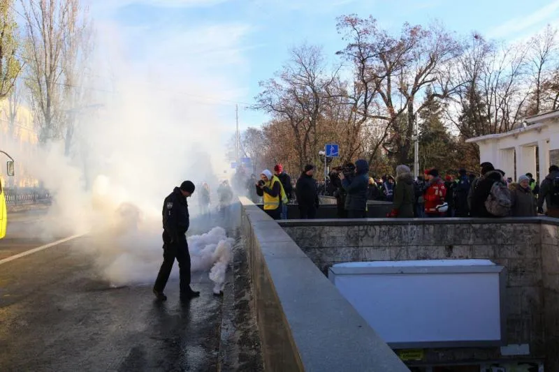 Київ марш підтримка трансгендери димові шашки сутички