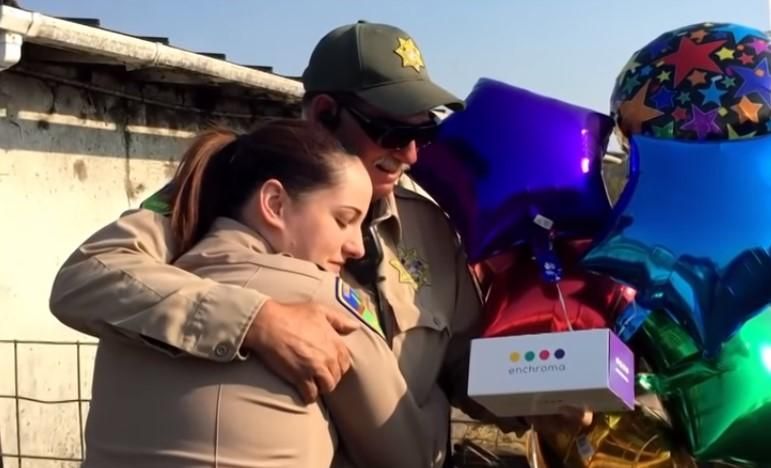 Поліцейський з дальтонізмом вперше побачив світ кольоровим: зворушливе відео