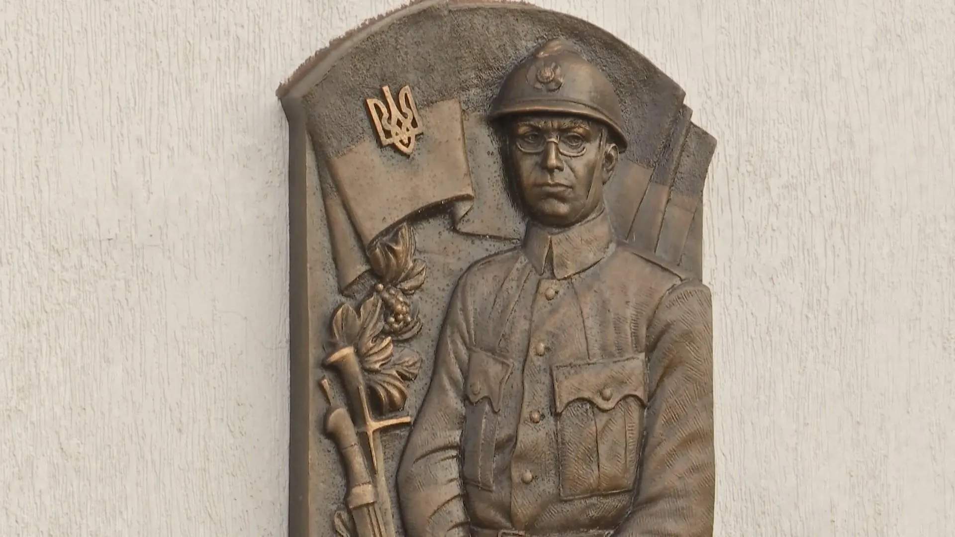 Барельєф на честь Юрія Отмарштейна Барельєф на честь Юрія Отмарштейна