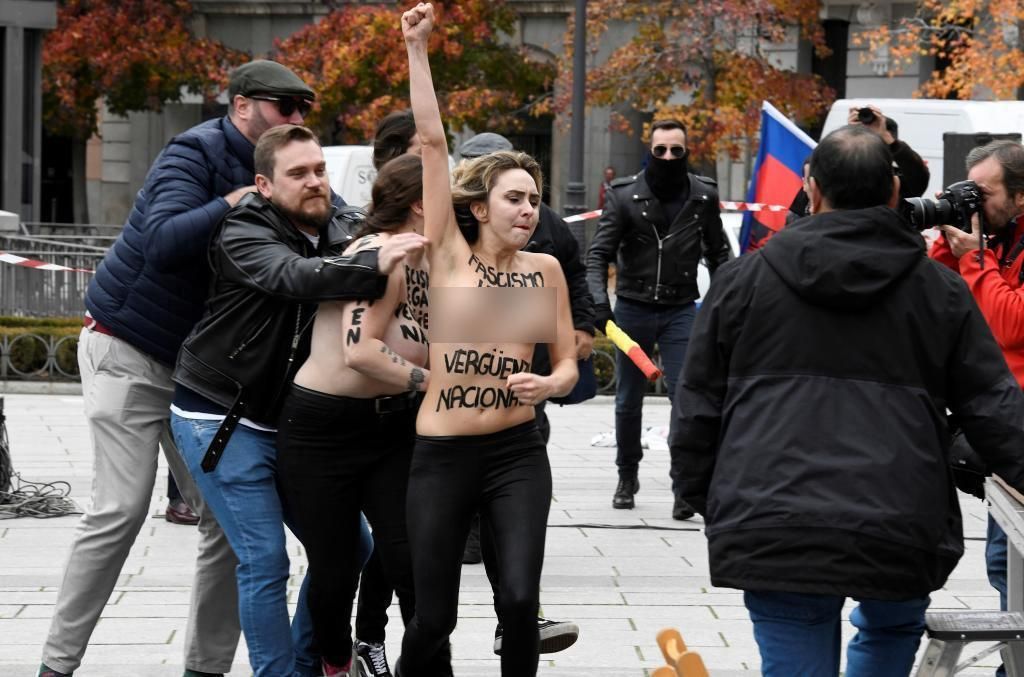 Демонстрація Femen в Іспанії: активістки увірвались на акцію вшанування диктатора Франко (18+) Демонстрація Femen в Іспанії: активістки увірвались на акцію вшанування диктатора Франко (18+)