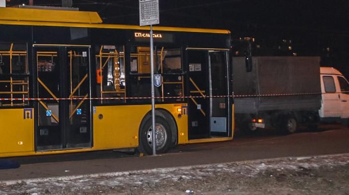 В Киеве троллейбус насмерть сбил мужчину: жуткие фото В Киеве троллейбус насмерть сбил мужчину: жуткие фото