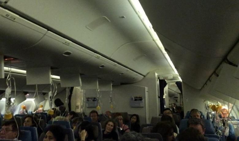 Сінгапурський Boeing 777 повернувся в аеропорт після падіння тиску на борту Сінгапурський Boeing 777 повернувся в аеропорт після падіння тиску на борту