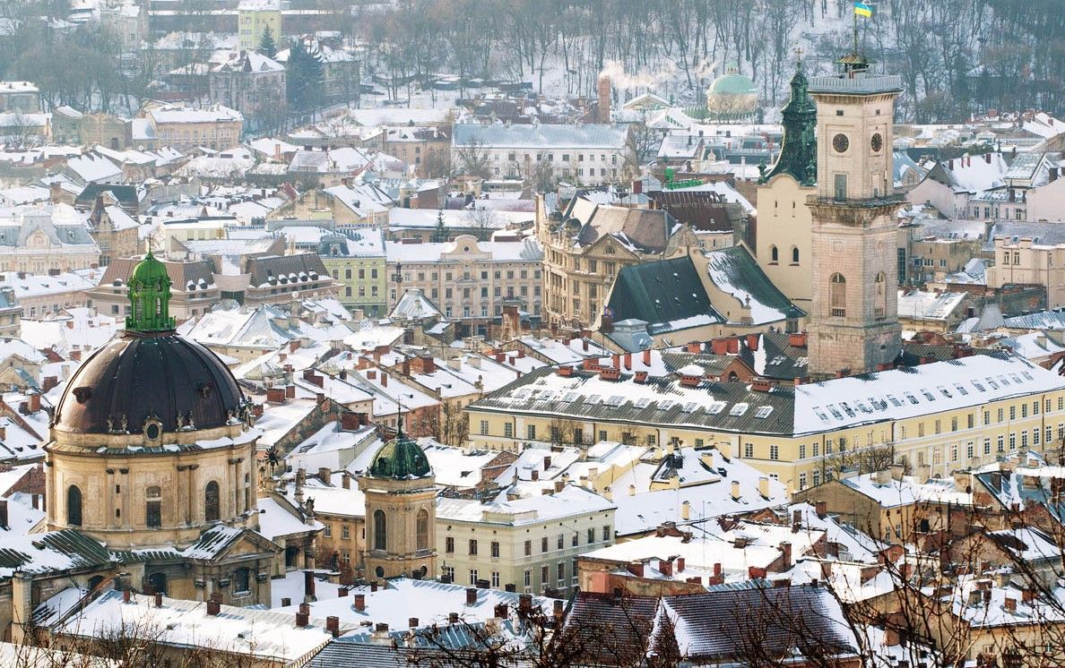 У Львові випав перший сніг: фото та відео