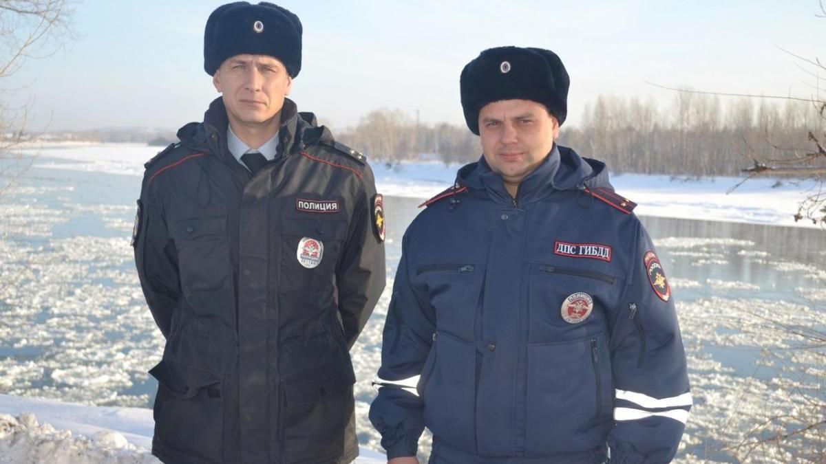 В России патрульные потушили пожар снежками, их хотят наградить