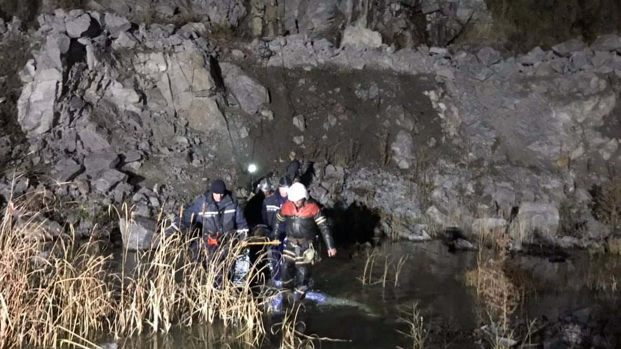 У Кременчуці врятували підлітка, який упав у 150-метровий кар’єр У Кременчуці врятували підлітка, який упав у 150-метровий кар’єр