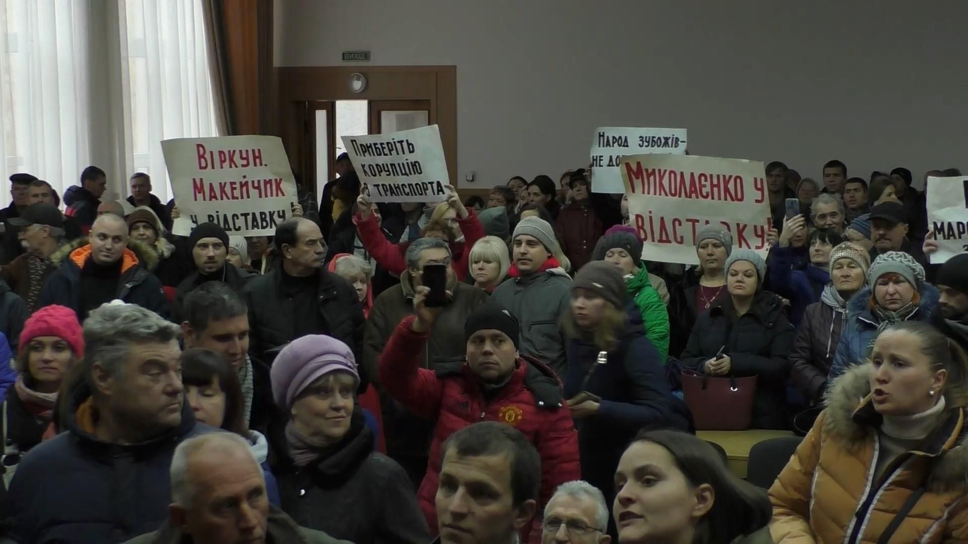 В Херсоне возмущенные пассажиры вышли на митинг под мэрию: фото и видео