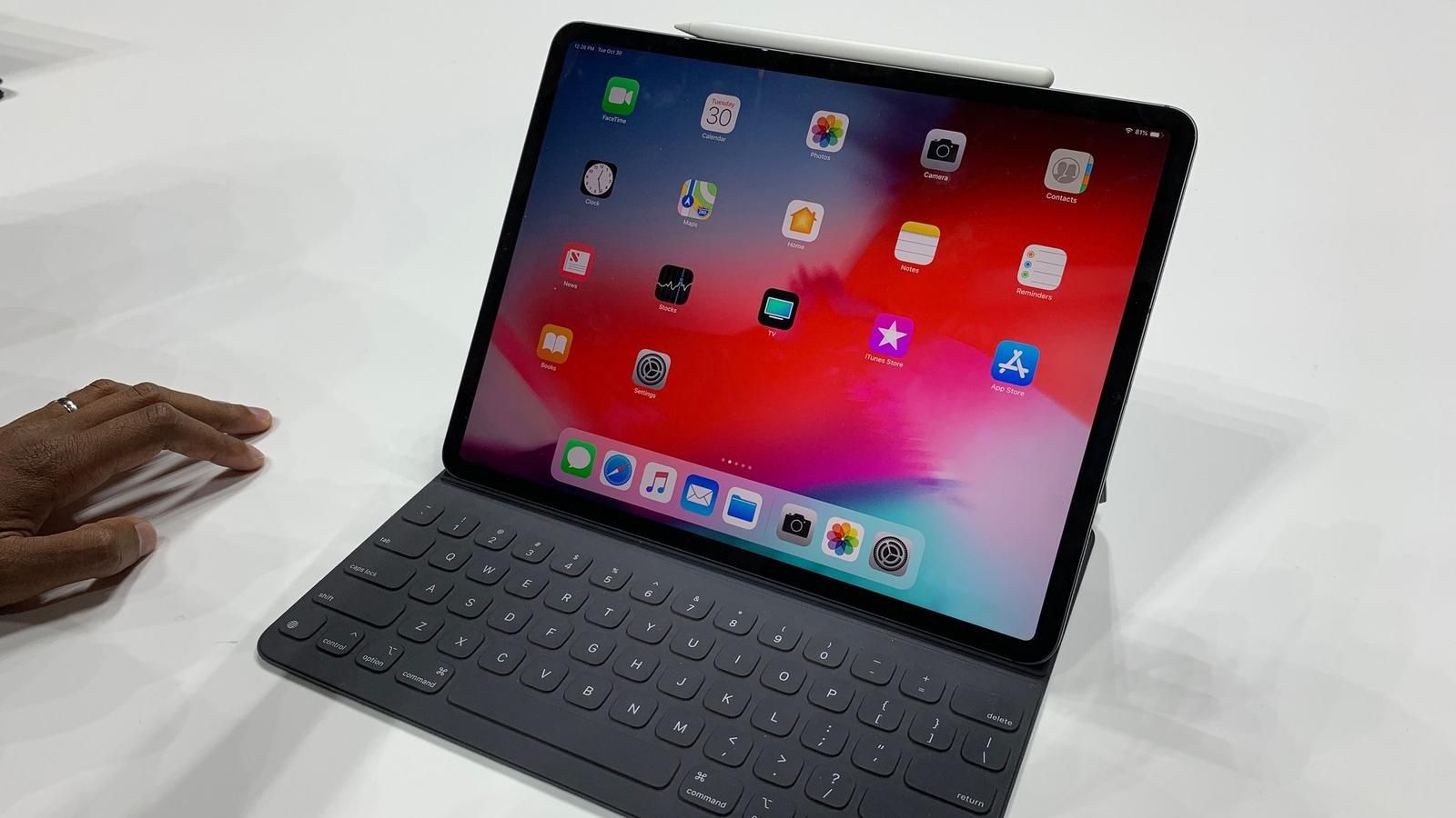 Неидеальный планшет: новый iPad Pro разломали пополам