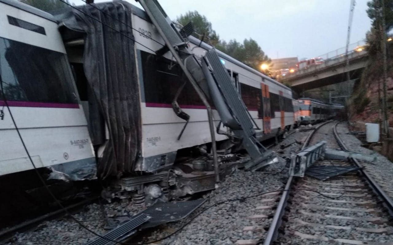 В Испании пассажирский поезд сошел с рельсов, есть погибшие и раненые: фото и видео