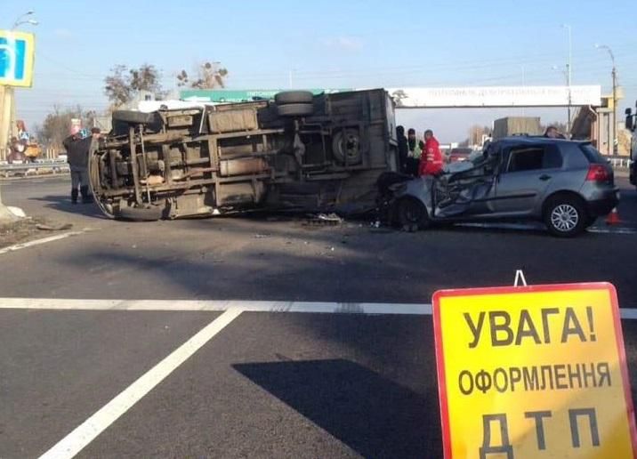 Масштабное ДТП на Одесской трассе в Киеве: грузовик столкнулся с легковыми авто