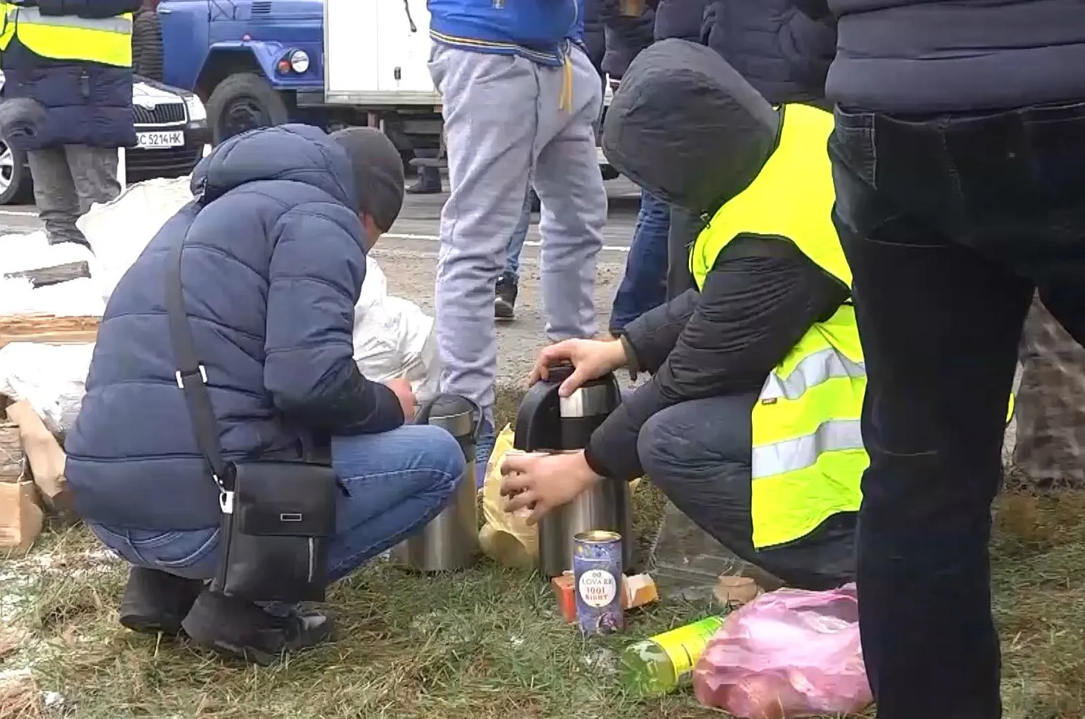 На акції протесту люди розклали намет