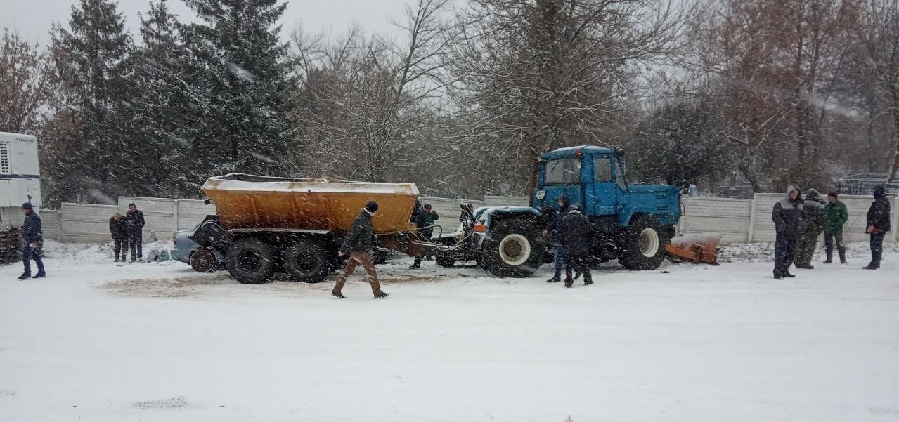 На Харківщині трактор комунальників протаранив сім автівок та машину поліцейських: фото