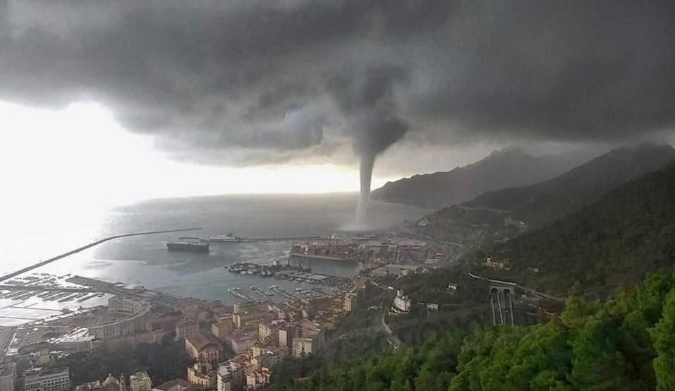 Біля берегів Італії помітили гігантський водяний смерч: вражаючі фото та відео стихії