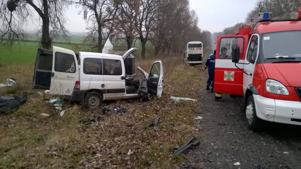 На Львовщине не разминулись автобус и легковушка, есть погибший: фото страшного ДТП