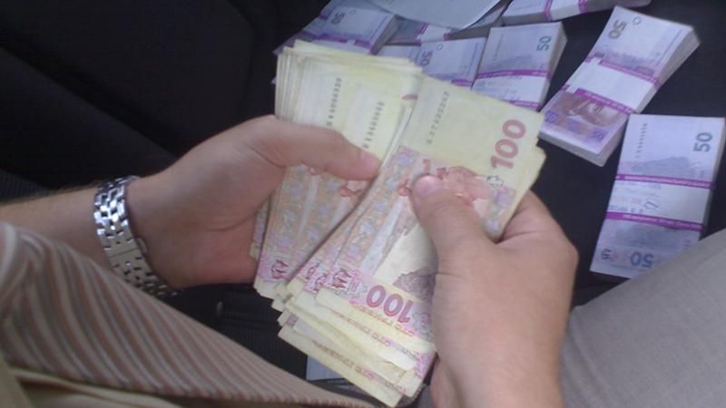 Поймали "на горячем": полицейский пытался скрыться с большой взяткой Поймали "на горячем": полицейский пытался скрыться с большой взяткой