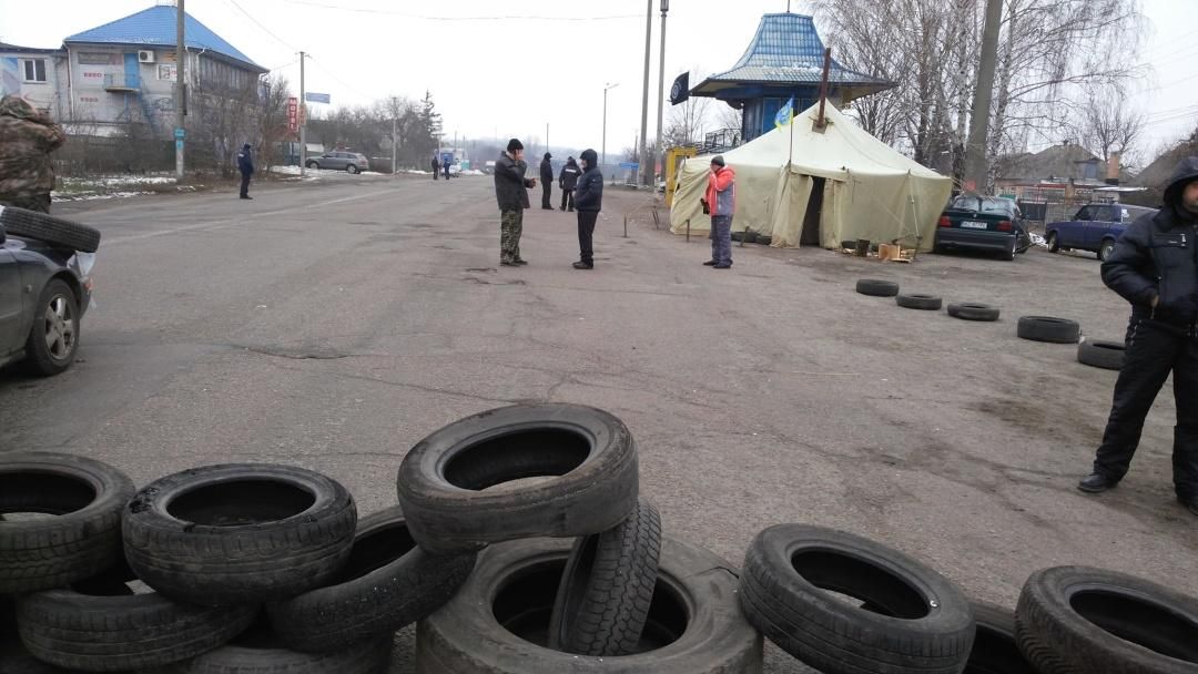 На этот раз не "евробляхеры": в Черкасской области блокируют дорогу на Киев