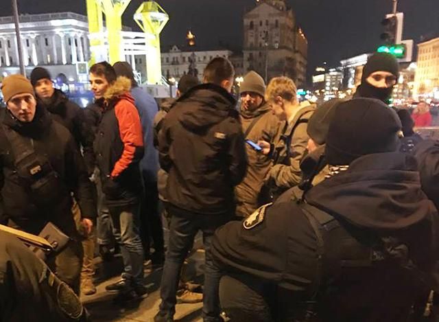 На Майдані спалахнули протести через відкриття фастфуду у Будинку профспілок: фото