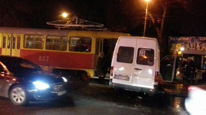 У Запоріжжі трамвай на швидкості протаранив маршрутку з пасажирами: відео