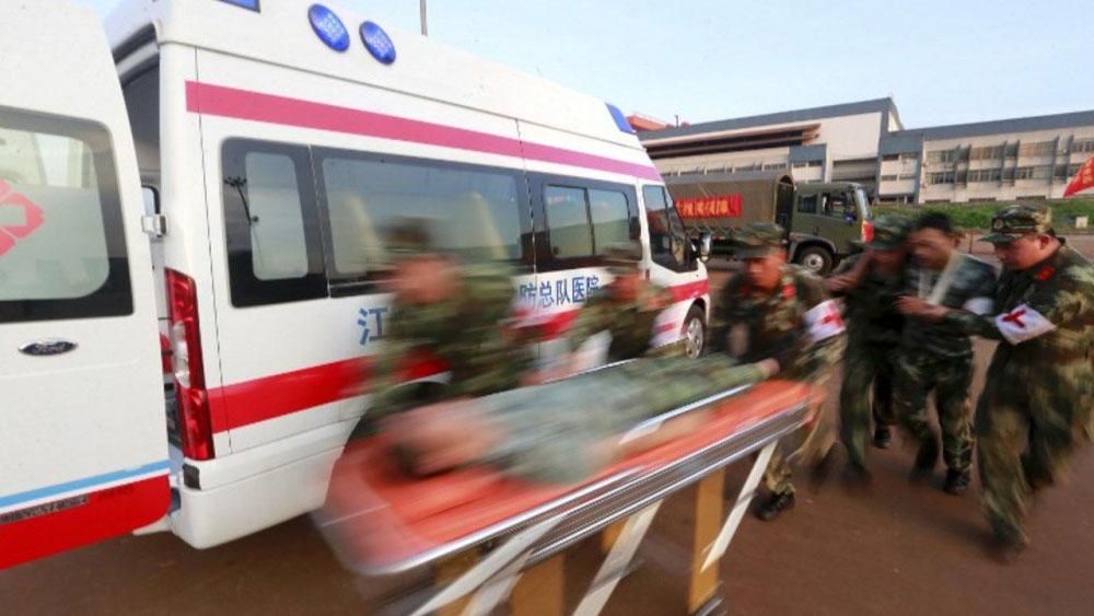 В Китае авто влетело в толпу детей на пешеходном переходе: есть погибшие и много раненых