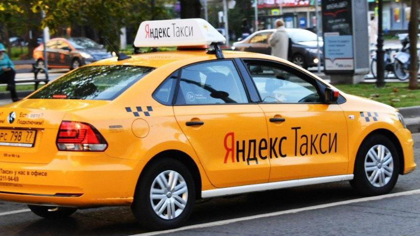 В России водителям "Яндекс.Такси" больше не позволят вешать иконы и четки в салоне