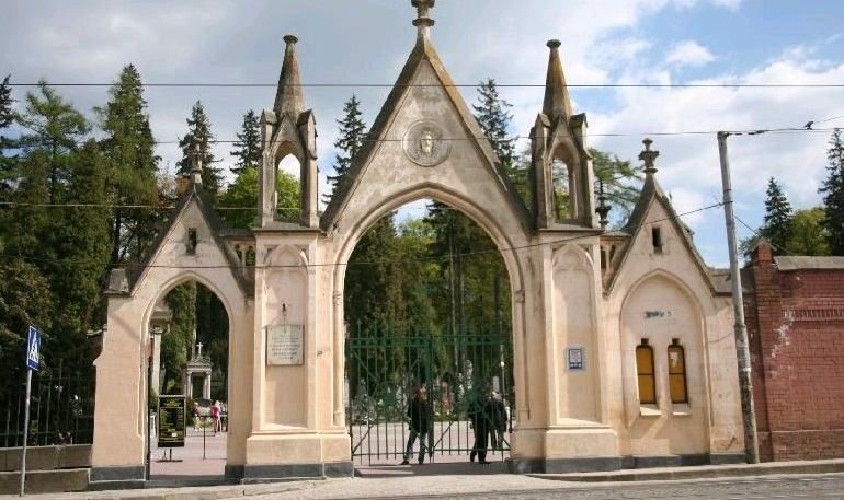 На Личаківському цвинтарі у Львові намагалися запалити фаєри: подробиці інциденту