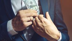 Крадуть, щоб протистояти Путіну: провладний блогер обурливо виправдав корупцію в Україні Крадуть, щоб протистояти Путіну: провладний блогер обурливо виправдав корупцію в Україні