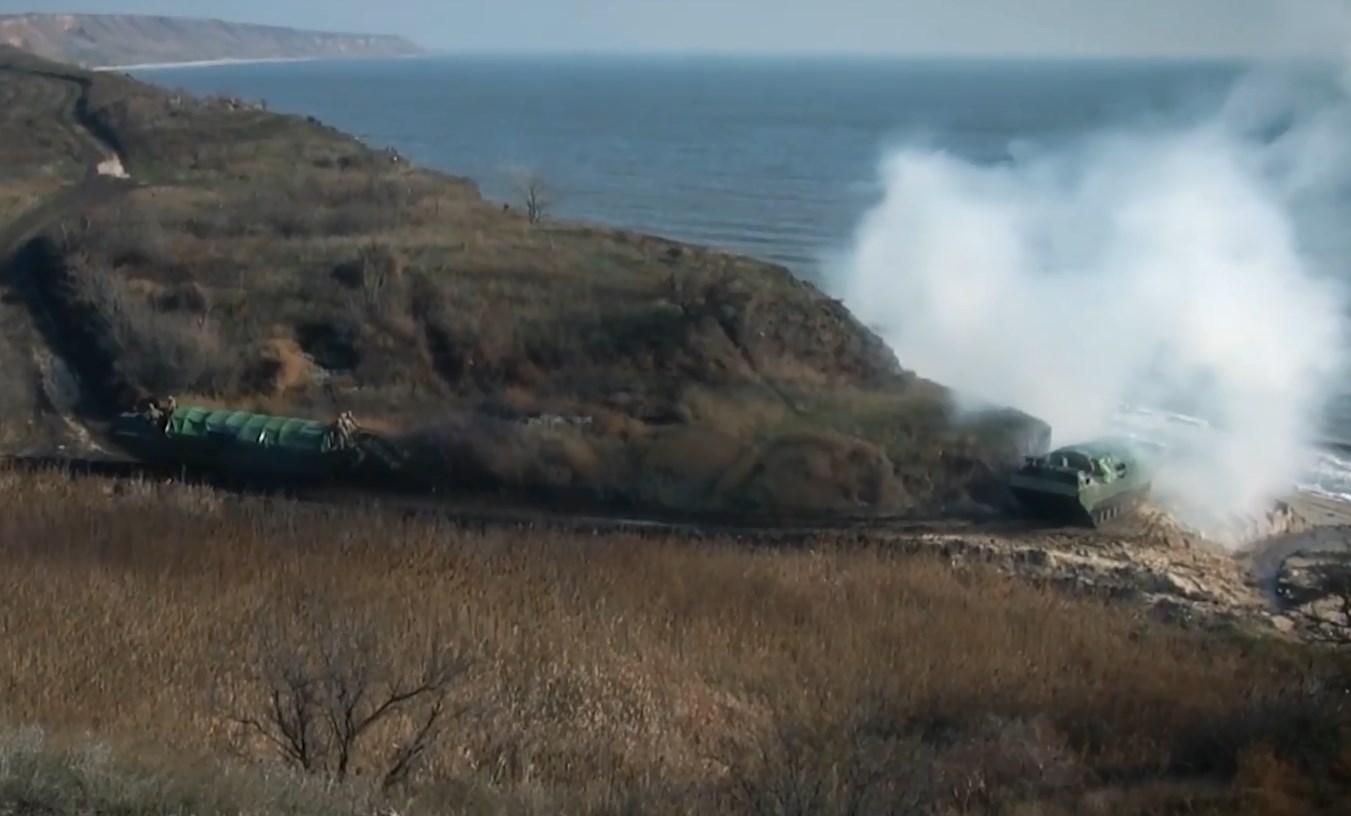 Українські військові провели навчання на Азовському морі: видовищне відео Українські військові провели навчання на Азовському морі: видовищне відео