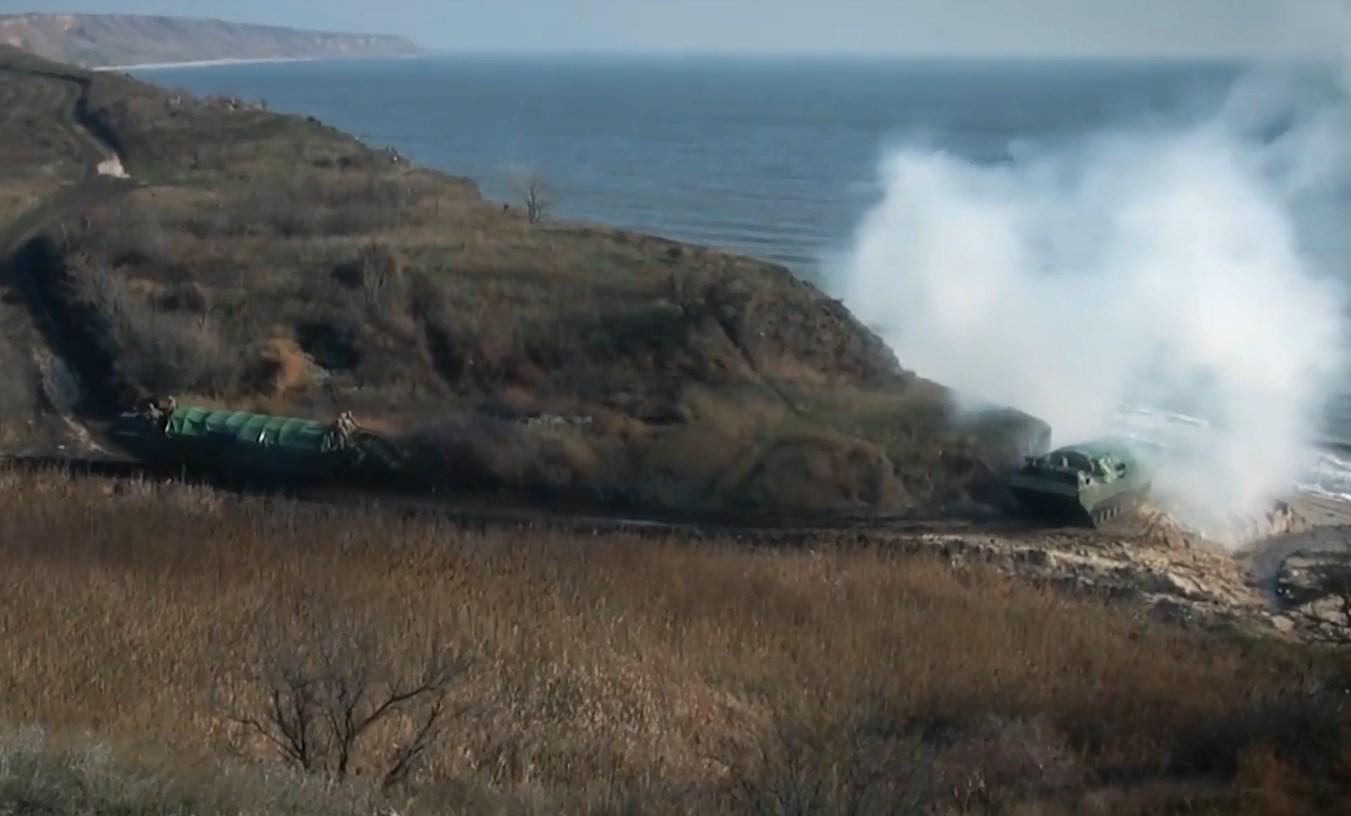 Украинские военные провели учения на Азовском море: зрелищное видео
