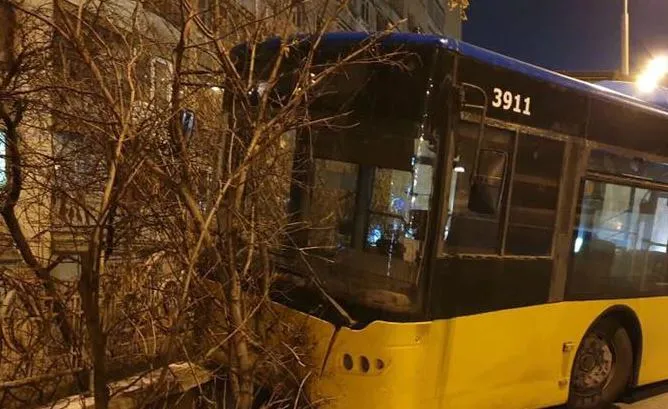 Тролейбус врізався в дерево Тролейбус врізався в дерево