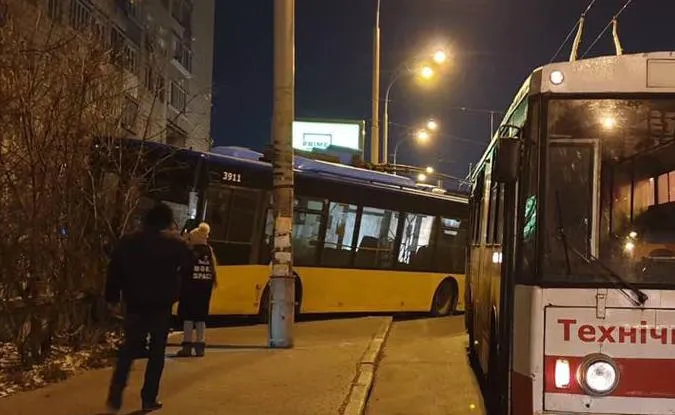 У Києві тролейбус вилетів з дороги У Києві тролейбус вилетів з дороги