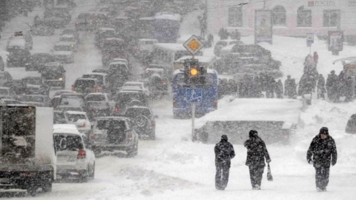 Потужні снігопади та ожеледиця: синоптики попередили про різке погіршення погоди