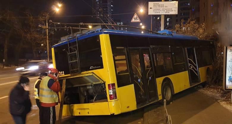 В Киеве троллейбус с пассажирами слетел с дороги и едва не упал с обрыва: фото