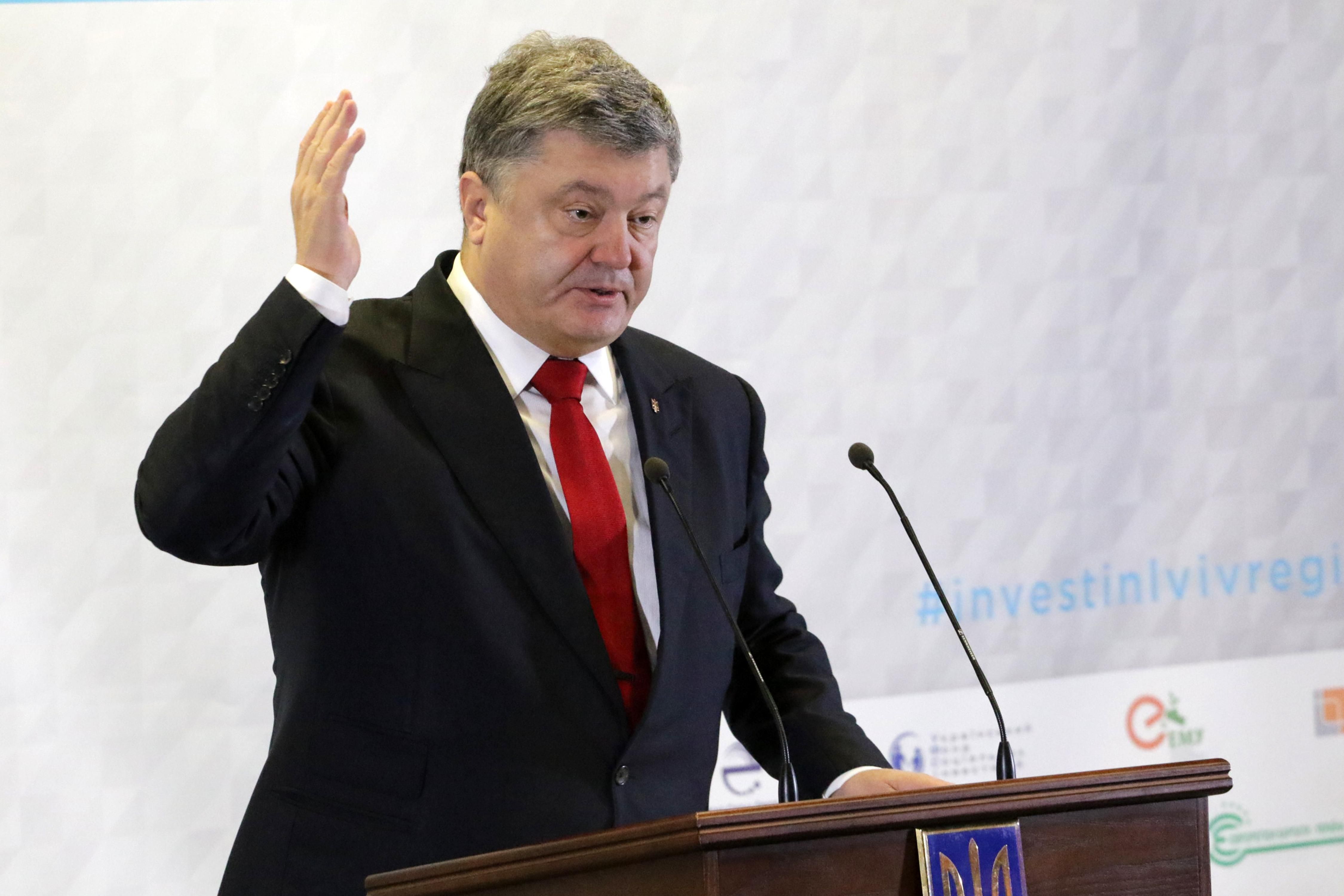 Порошенко пояснив, чому називав різні дати надання безвізу