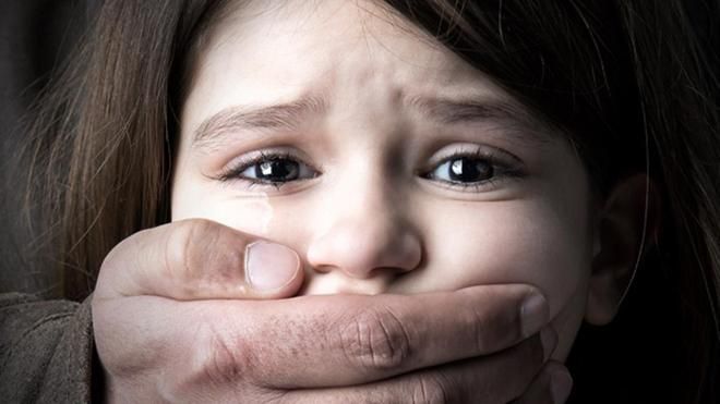 На Одещині знайомий родини зґвалтував та задушив 10-річну дівчинку