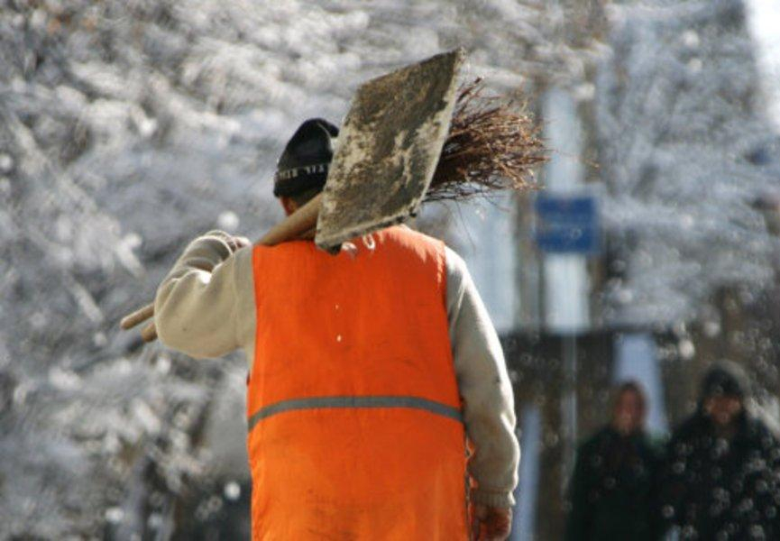 Драка в грязи: киевские коммунальщики устроили потасовку прямо посреди улицы